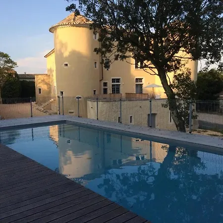 2eme Etage 4 Personnes Dans Chateau Avec Piscine Collective Lussan (Gard)