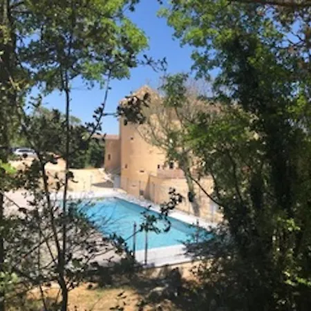 2eme Etage 4 Personnes Dans Chateau Avec Piscine Collective Lussan (Gard)