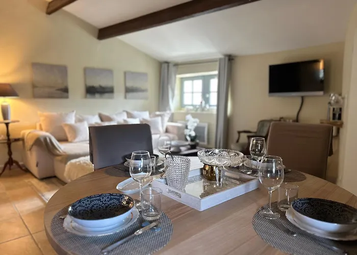 2eme Etage 4 Personnes Dans Chateau Avec Piscine Collective *