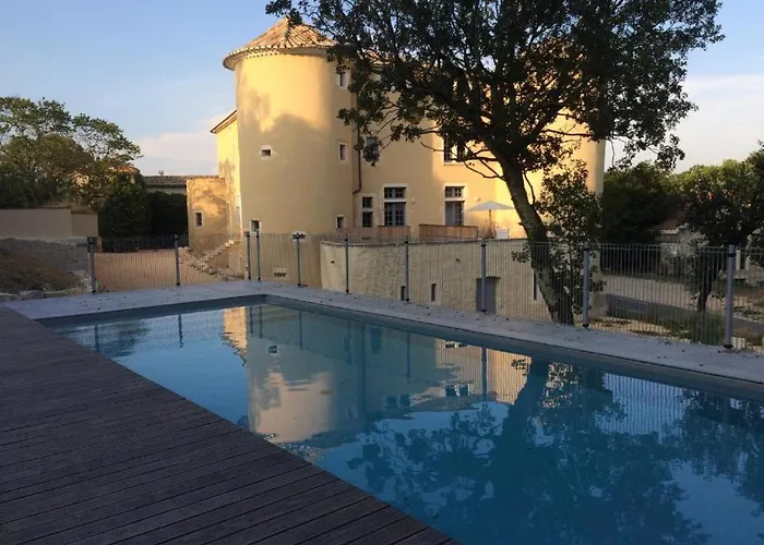 2eme Etage 4 Personnes Dans Chateau Avec Piscine Collective Lussan (Gard)
