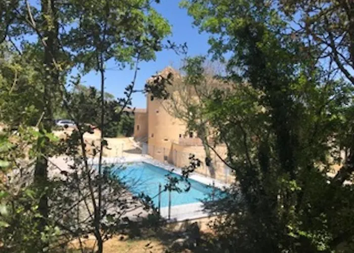 2eme Etage 4 Personnes Dans Chateau Avec Piscine Collective Lussan (Gard)